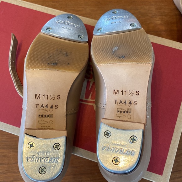 So’Dança girls tap shoes size 11.5. Barely used. Excellent condition - Picture 2 of 3